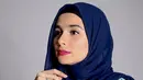 Sonya Fatmala, begitu memesona dengan berbagai model hijab  yang dikenakannya. Meski sibuk mengurus suami dan anak-anaknya, namun Sonya tetap peduli dengan penampilannya. (Instagram/Sonyafatmala)
