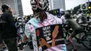 Peserta bersepeda saat melakukan aksi unjuk rasa bertajuk "‘Gowes for Democracy #SaveMyanmar" di kawasan Bundaran HI, Jakarta, Sabtu (17/4/2021). Aksi tersebut juga mengecam militer Myanmar mengembalikan demokrasi sesuai dengan keinginan rakyat Myanmar. (Liputan6.com/Faizal Fanani)