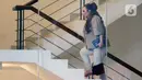 Selebgram Lisa Mariana saat berjalan menuju ruang pemeriksaan penyidik di gedung Merah Putih Komisi Pemberantasan Korupsi (KPK), Jakarta, Jumat (22/8/2025). (Liputan6.com/Helmi Fithriansyah)