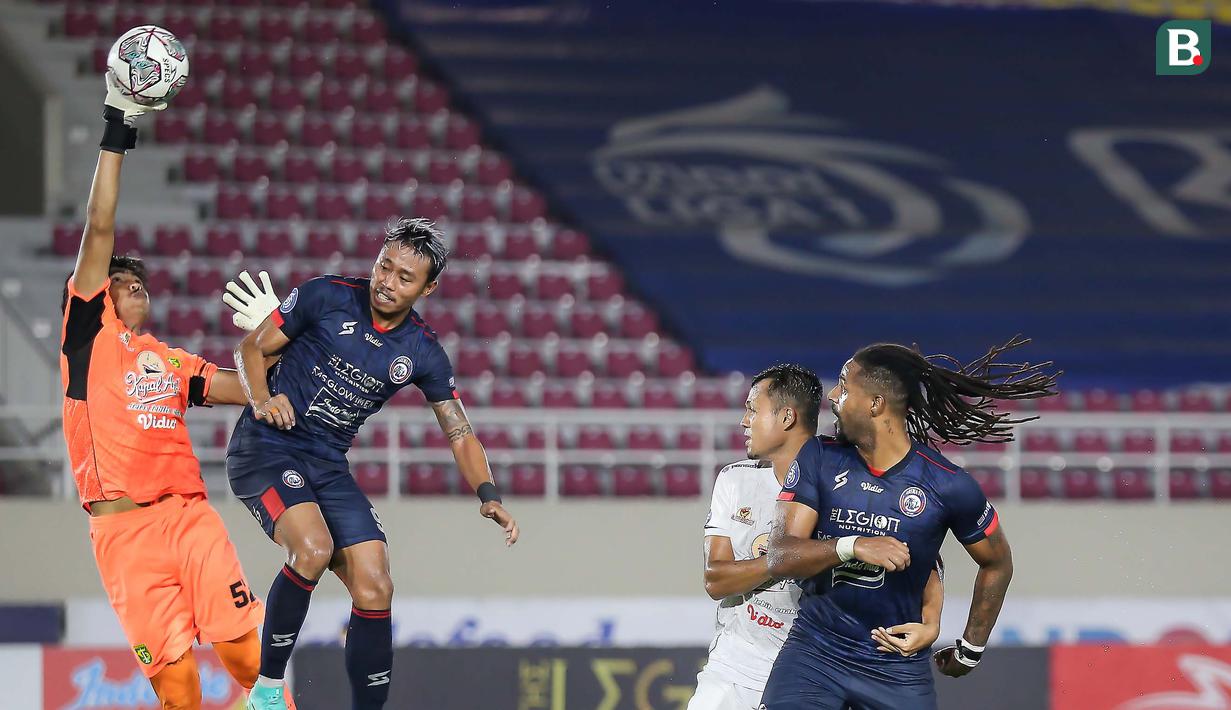 Para pemain Arema bermain lebih berani keluar dan memberi tekanan kepada pertahanan Persebaya. (Bola.com/Bagaskara Lazuardi)