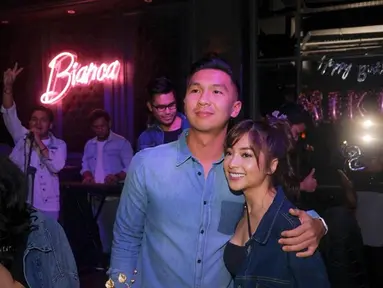 Menginjak usia yang ke-25, pemain sinetron kondang Nikita Willy mengadakan perayaan momen bertambah usianya tersebut. Dalam momen membahagiakan tersebut tak lupa sang kekasih, Indra Priawan turut menyemarakkan. (Liputan6.com/IG/nikitawillyofficial94)