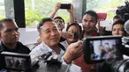 Komisioner Komisi Yudisial, Taufiqurrahman Syahuri menunjukkan sebuah keris saat tiba di Gedung KPK, Jakarta, Selasa (10/3/2015). Kedatangan Taufiqurrahman untuk melaporkan penerimaan sejumlah barang ke Direktorat Gratifikasi. (Liputan6.com/Helmi Afandi)