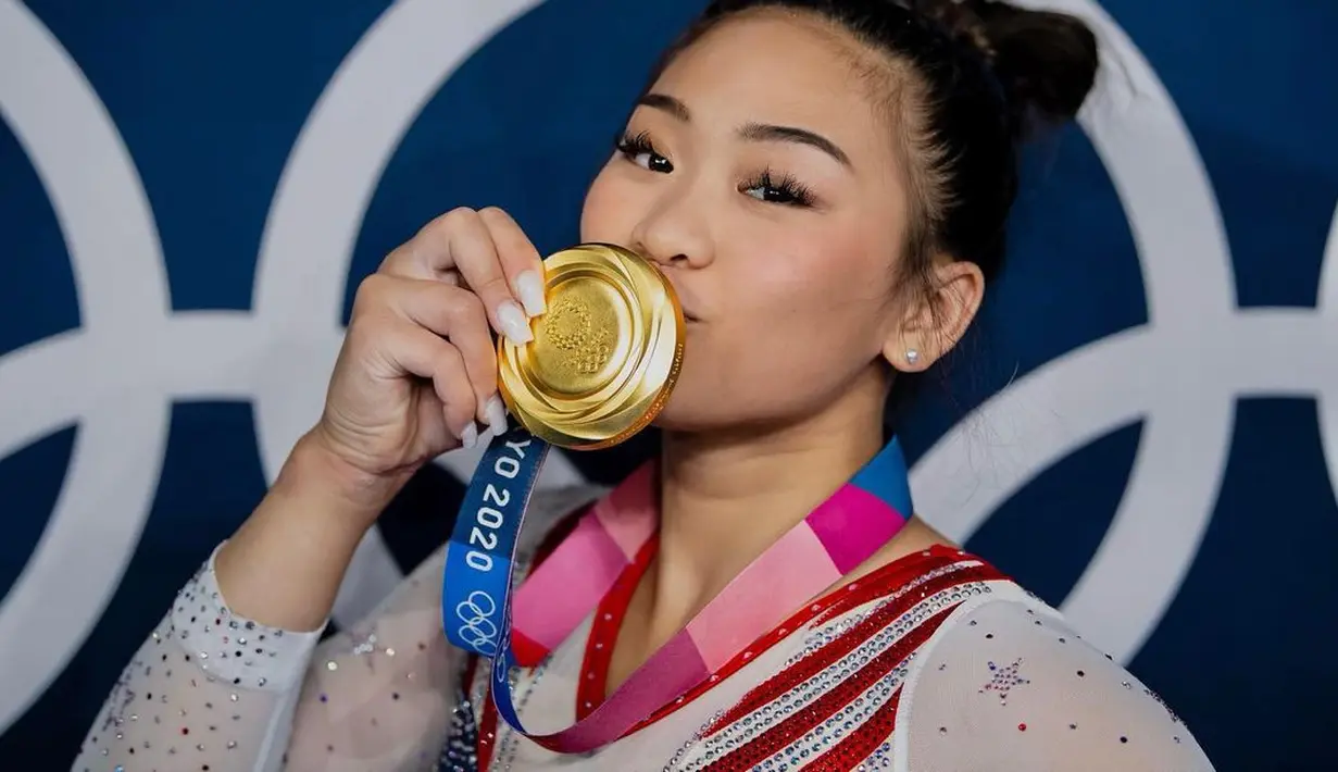 Sunisa Lee dan nail artnya tentang Olimpiade. Sunisa memilih memamerkan kuku akriliknya yang dihiasi dengan logo Olimpiade saat menerima medali emas. Foto: Instagram @sunisalee_.
