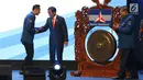 Presiden Joko Widodo (kedua kiri) bersalaman dengan Ketua Kogasma Agus Harimurti Yudhoyono usai memukul gong pada Rapimnas Partai Demokrat  di Bogor, Jawa Barat, Sabtu (10/3).  (Liputan6.com/Angga yuniar)
