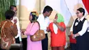 Sejumlah keluarga saat bertemu korban WNI yang di sandera perompak Somalia di Kemenlu, Jakarta, Senin (31/10). Kemenlu membebaskan empat orang WNI yang di sandera di Somalia pada senin 24 Oktober 2016 lalu. (Liputan6.com/Johan Tallo)