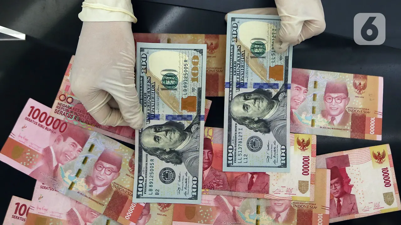 FOTO: Akhir Tahun, Nilai Tukar Rupiah Ditutup Menguat