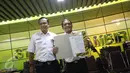 Penyanyi Didi Kempot bersama Direktur Utama PT KAI Edi Sukmoro foto bersama di Stasiun Gambir, Jakarta, Kamis (9/3). Bertepatan dengan Hari Musik Nasional, PT KAI menunjuk Didi Kempot sebagai Duta Kereta Api. (Liputan6.com/Immanuel Antonius)