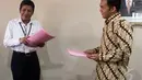 Deputi Bidang Usaha Industri Primer Kementerian BUMN Muhamad Zamkhani (kiri) dan Dirut PT Pindad (Persero), Silmy Karim saat acara penyerahan surat keputusan Menteri BUMN, Jakarta, Senin (22/12/2014).(Liputan6.com/Miftahul Hayat)