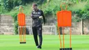 Laga Persija Jakarta melawan Persib Bandung pada pertandingan pekan ke-32 BRI Super League 2025/2026 akan berlangsung di Stadion Segiri, Samarinda, Kalimantan Timur, Minggu (10/5/2026) sore WIB. Tampak dalam foto, pelatih Persija, Mauricio Souza, saat memimpin sesi latihan di Persija Training Ground, Bojongsari, Kota Depok, Jawa Barat, Kamis (7/5/2026). (Bola.com/M Iqbal Ichsan)