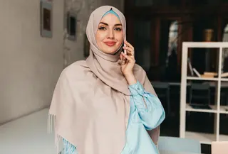 Ditengah padtanya jadwalmu dan energi yang mulai menurun menjelang Magrib, kamu dapat tampil segar saat menghadiri buka puasa bersama di kantor dengan makeup look flawless tipis. [Dok/freepik.com/marymarkevich]