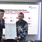 Mike Kim, Product Director of Air Solution at LG Electronics Indonesia bersama Dr.-Ing. Budi Sudiarto, S.T., M.T., Kepala UP2M DTE FTUI. Credit: LG Electronics Indonesia