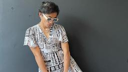 Dalam potret terbaru, Bio One juga menunjukkan foto dirinya memakai dress bertema surat kabar. Hal itu pun sontak membuat penggemar terkejut. Penampilan feminimnya tersebut menuai berbagai komentar. Ada yang menyebut fashion Bio mirip dengan Harry Styles. (Liputan6.com/IG/@bojvoyej)