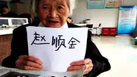 Nenek berusia 100 tahun belajar menulis nama untuk pertama kalinya. Ia mengikuti kelas literasi.