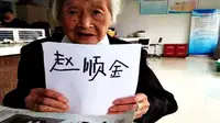 Nenek Tua Belajar Menulis Nama untuk Pertama Kalinya