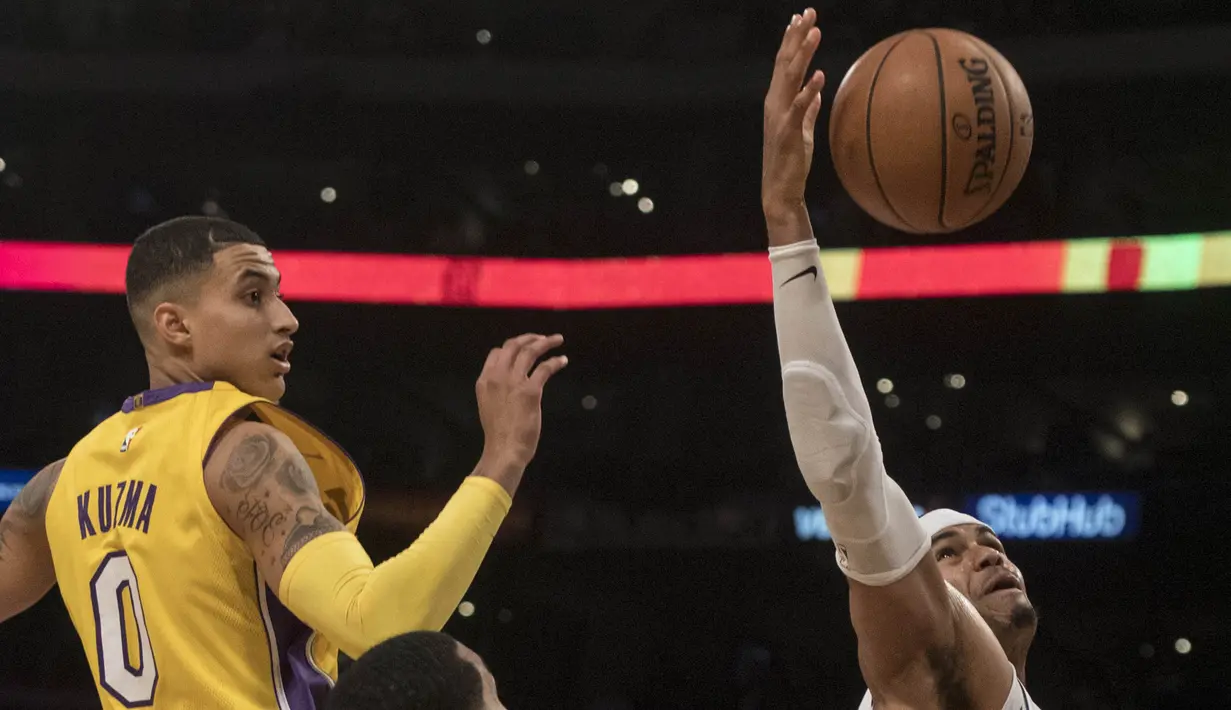 Pebasket Detroit Pistons, Tobias Harris, berebut bola dengan pebasket Los Angeles Lakers, Kyle Kuzma, pada laga NBA di Staples Center, California, Selasa (31/10/2017). Lakers menang 113-93 atas Pistons. (AP/Kyusung Gong)
