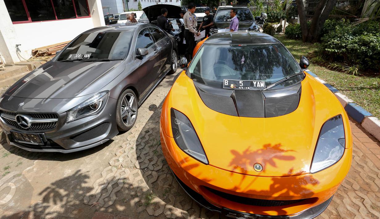 Sejumlah mobil mewah dengan plat nomor palsu berhasil diamankan petugas Satlantas Jakarta Utara dalam operasi yang digelar mulai 27 Mei hingga 11 Juni 2015, Jakarta, Kamis (28/5/2015). (Liputan6.com/Faizal Fanani)