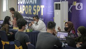 Petugas melayani wajib pajak yang melaporkan SPT tahunan di KPP Pratama Jakarta Tanah Abang Tiga, Jakarta, Kamis (31/3/2022). Layanan e-Filing melalui website Dirjen Pajak melayani penyampaian SPT tahunan orang pribadi yang menggunakan formulir 1770 SS, 1770 S, dan 1770. (Liputan6.com/Faizal Fanani)