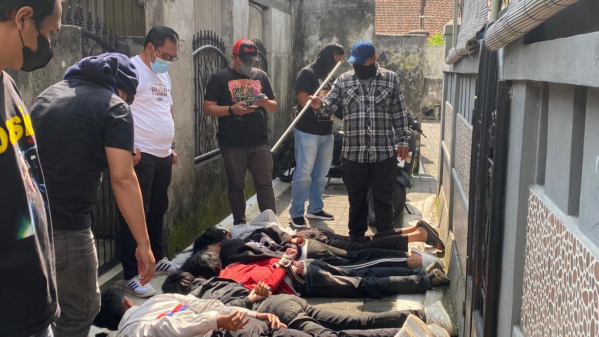 Demo Mahasiswa Sukabumi Ricuh, Belasan Pelajar Diamankan Positif Narkoba