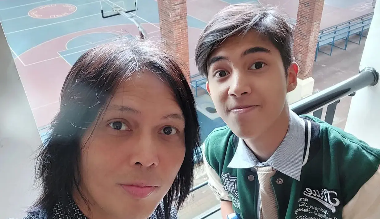 "Ini perkenalan pertamanya dgn dunia profesional. Pastinya seru jg utk anak sma.Ikut meeting, ke pengadilan dsb." lanjut Once. [Instagram/oncemekelofficial]