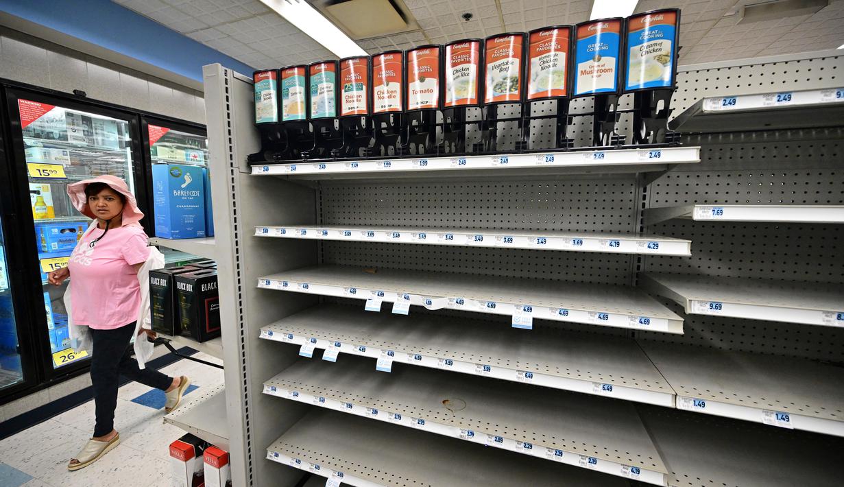 Jaringan farmasi asal Amerika Serkat (AS) Rite Aid Corp. dilaporkan mengajukan permohonan pailit atau bangkrut ke pengadilan pada Minggu, 15 Oktober 2023. (Frederic J. BROWN / AFP)