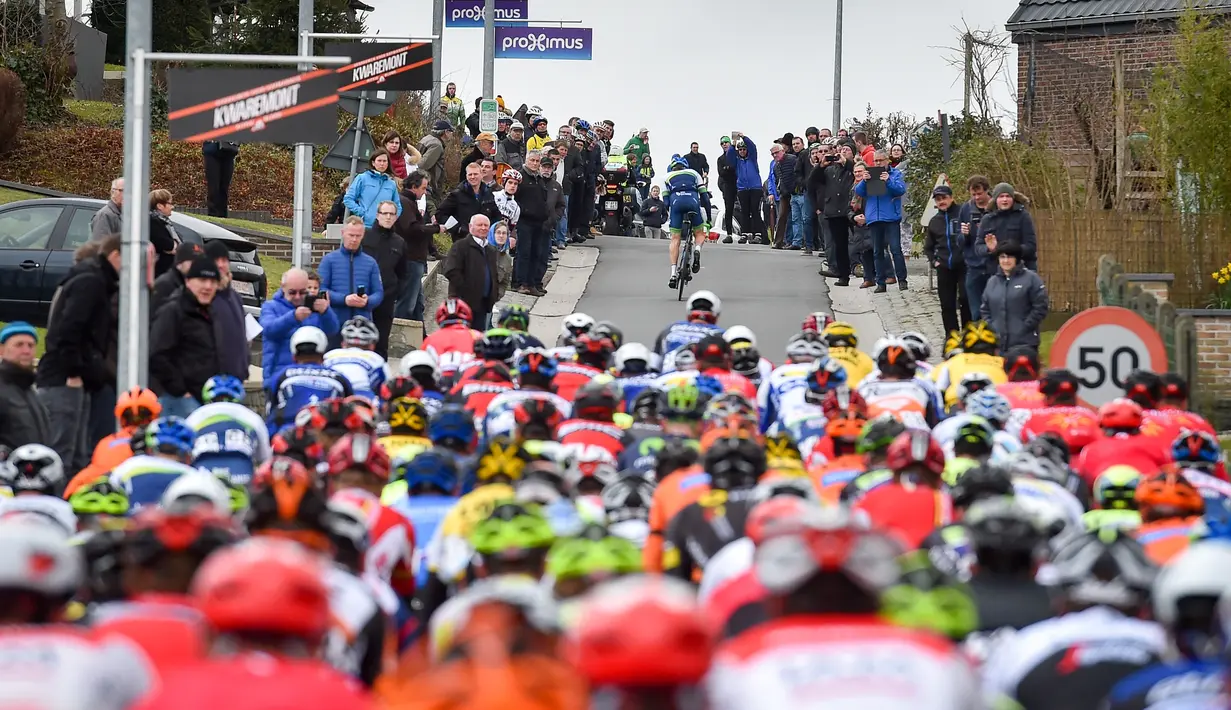 Deretan pebalap sedang beraksi dalam lomba balap sepeda 'Dwars Door Vlaanderen' berjarak 199,7 km dari Roeselare menuju Waregem, Belgia, (23/3/2016). (AFP/Belga/Tim De Waele/Belgium OUT)