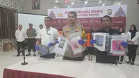 Kapolres Metro Depok, Kombes Arya Perdana memperlihatkan barang bukti terkait sindikat perdagangan bayi yang dijual ke Tabanan, Bali. (Liputan6.com/Dicky Agung Prihanto)