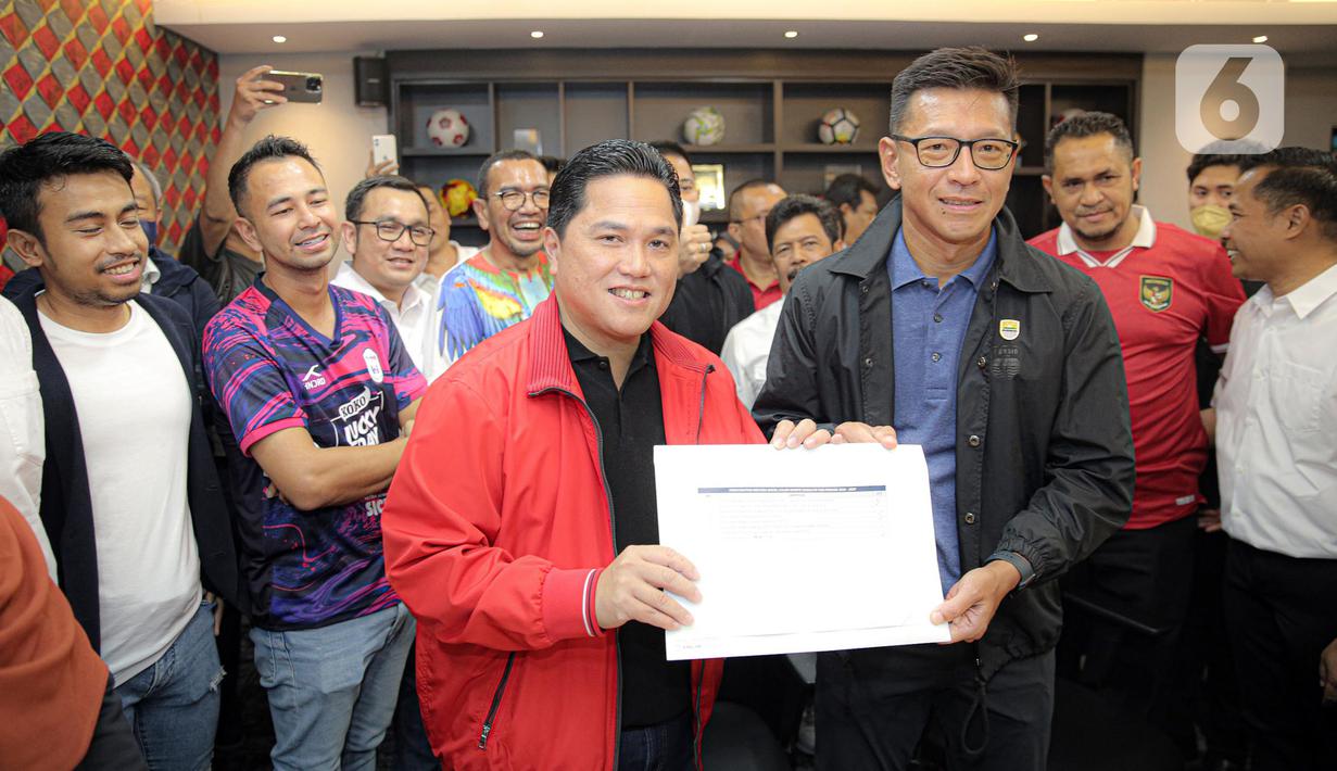 Menteri BUMN Erick Thohir (tengah kiri) mengembalikan formulir pendaftaran calon Ketua Umum PSSI di Gedung GBK Arena, Jakarta, Minggu (15/1/2023). Erick Thohir bakal maju dalam bursa calon Ketua Umum PSSI periode 2023-2027. (Liputan6.com/Faizal Fanani)