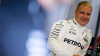 Pembalap Mercedes, Valtteri Bottas, meraih pole position GP Austria pada lanjutan F1 2017 di Sirkuit Red Bull Ring, Sabtu (8/7/2017). (AFP/Andrej Isakovic)