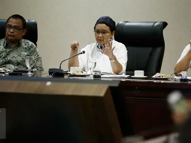 Menlu Retno Marsudi (tengah) bersama Pengamat Timur Tengah, Trias Kuncahyono (kanan) menjadi pembicara dalam diskusi di Kantor Staf Presiden, Komplek Istana, Jakarta, Rabu (2/3). Diskusi itu membahas KTT OKI dan isu Palestina (Liputan6.com/Faizal Fanani)