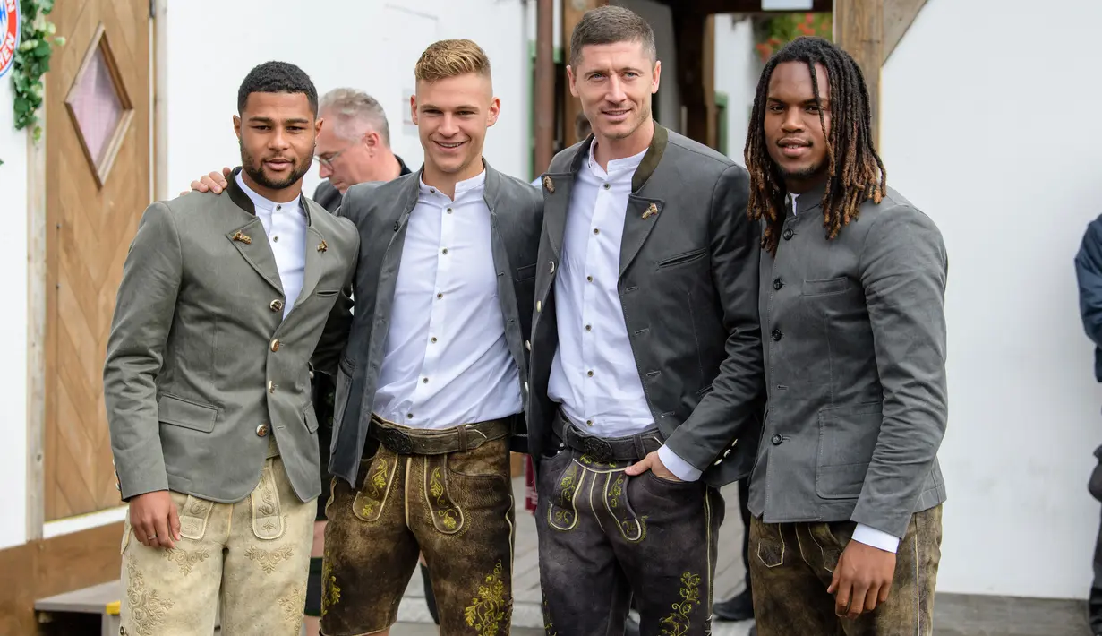 (Dari kiri) Pemain Bayern Munchen Serge Gnabry bersama rekan setimnya Joshua Kimmich, Robert Lewandowski, dan Renato Sanches menikmati akhir dengan mengunjungi festival bir tahunan Oktoberfest di Munich, Jerman, Minggu (7/10). (Matthias Balk/dpa via AP)