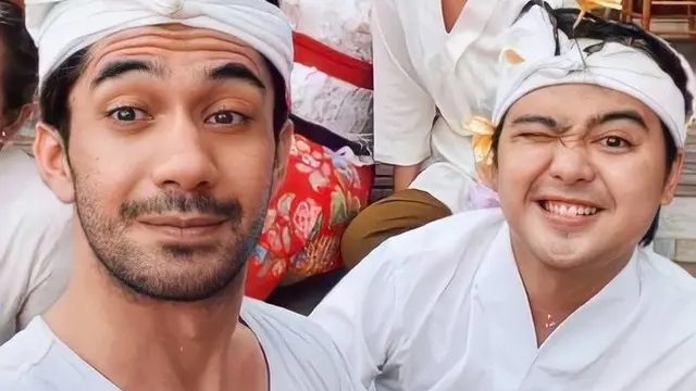 Punya Villa Baru di Bali, Ini 7 Momen Reza Rahadian Jalani Upacara Melaspas