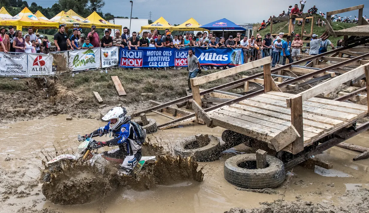 Crosser Mathias Schaub berusaha menerobos kubangan lumpur saat mengikuti perlombaan hari keempat Red Bull Romaniacs di Sibiu, Romania, 16 Juli 2016. (REUTERS/Predrag Vuckovic/Red Bull Content Pool)