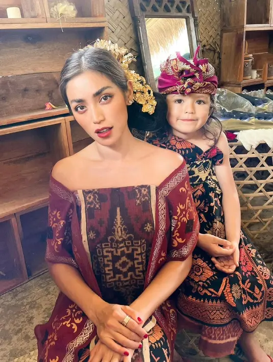 Belajar dari pengalaman di masa lalu, Jessica Iskandar selalu berusaha menjalin komunikasi yang baik dengan El Barack. Tujuannya agar buah hatinya bisa nyaman dan menerima kondisi yang ada. (Instagram/inijedar)