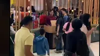 Selvi Ananda Tenteng Tas Hermes Saat Jalan Bareng Keluarga di Mal, Jabaan di Dekranas Disorot.&nbsp; foto: TikTok @janethes.story