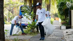 ISS Indonesia bersama Komunitas Soka Gakkai Indonesia  membersihkan sampah di kemayoran Jakarta, Sabtu (15/9) . Aksi tersebut untuk memperingati World Cleanup Day dan mengajak masyarakat untuk menjaga kebersihan lingkungan.(Liputan6.com/HO/Jov)