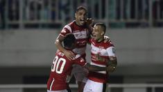 Bek Madura United, Jaimerson Silva, merayakan gol yang dicetaknya ke gawang PS Tira Persikabo laga Shopee Liga 1 di Stadion Pakansari, Bogor (12/7). Tira bermain imbang 2-2 atas Madura. (Bola.com/Yoppy Renato)