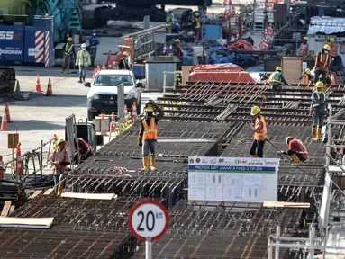 Aktivitas pekerja saat menyelesaikan proyek pembangunan jalur Mass Rapid Transit (MRT) Fase 2A-CP203 rute Bundaran HI-Kota Tua di Jalan Gajah Mada, Jakarta Barat, Minggu (11/9/2022). Gubernur DKI Jakarta Anies Baswedan mengungkapkan, pembangunan jalur kereta cepat MRT fase 2A rute Stasiun Bundaran Hotel Indonesia (HI)-Kota Tua yang memiliki panjang 6,3 kilometer tersebut ditargetkan rampung pada 2028. (merdeka.com/Iqbal S. Nugroho)