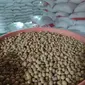 Harga kacang kedelai yang masih bertahan di atas Rp 11.200 per kilogram (kg) cukup membebani para pengrajin, di tengah perlambatan ekonomi akibat pandemi Covid-19 saat ini. (Liputan6.com/Jayadi Supriadin)