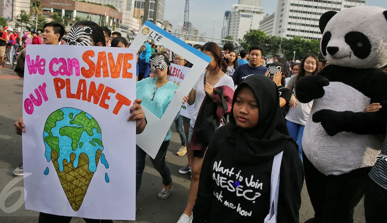 Sejumlah orang membawa poster dan menyerukan "save animal" dalam aksi #SaveAnimal di kawasan Bunderan HI, Jakarta, Minggu (31/1/2016). Dalam aksinya mereka mengecam perburuan binatang dan hentikan pembakaran hutan. (Liputa6.com/Faizal Fanani)