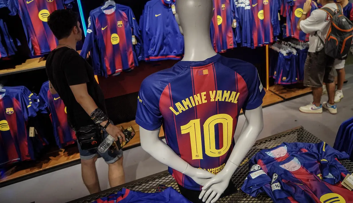Lamine Yamal resmi pun mewarisi nomor punggung 10 yang sebelumnya dikenakan oleh Lionel Messi—ikon terbesar dalam sejarah klub Catalan tersebut. (Manaure QUINTERO/AFP)