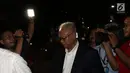 Presiden Direktur Lippo Karawaci Ketut Budi Wijaya usai menjalani pemeriksaan di Gedung KPK, Jakarta, Kamis (25/10). Ketut diperiksa sebagai saksi dalam kasus dugaan suap perizinan proyek pembangunan Meikarta. (Liputan6.com/Herman Zakharia)