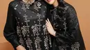 Sementara sang ibu, Bu Ala, terlihat lebih mature dengan dress print hitam yang simple dan effortless [@tasyafarasya]