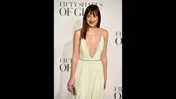 Dakota Johnson menyempurnakan penampilannya dengan lipstik merah tua saat menghadiri premiere film Fifty Shades of Grey di London, Kamis (12/2/2015). (AFP PHOTO/LEON NEAL)