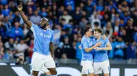 Dua tim teratas akan menjalani laga sisa yang penuh tantangan. Dan tak menutup kemungkinan gelar juara harus ditentukan lewat partai play-off. Kini Napoli punya 78 poin sementara Inter Milan menempel dengan 77 poin. (Alessandro Garofalo/LaPresse via AP)