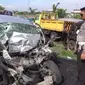 Laka Lantas di Tol Cipali di wilayah Cipeundeuy, Subang, Jawa Barat. Sabtu (15/10). (Abramena/Liputan6.com)