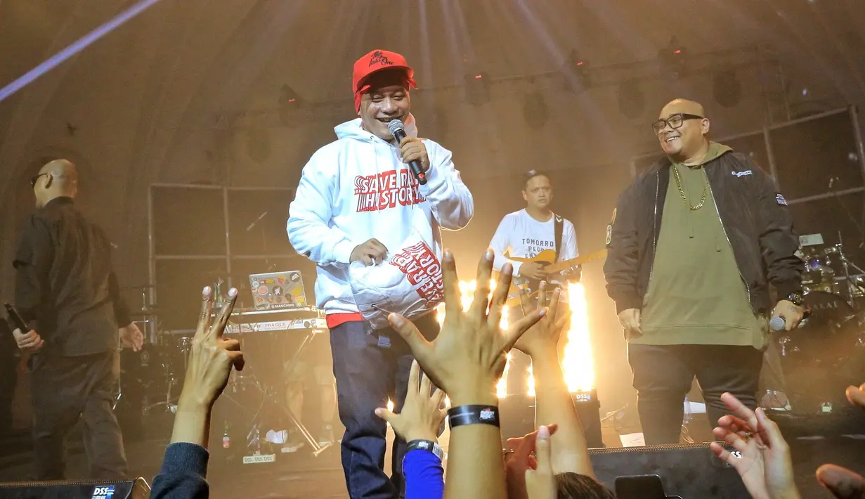 Penyanyi yang dikenal dengan lagunya Online itu bangga bisa sepanggung dengan rapper Tanah Air sekelas Iwa K. Apalagi sejak kecil ia mengidolakan. (Adrian Putra/Bintang.com)