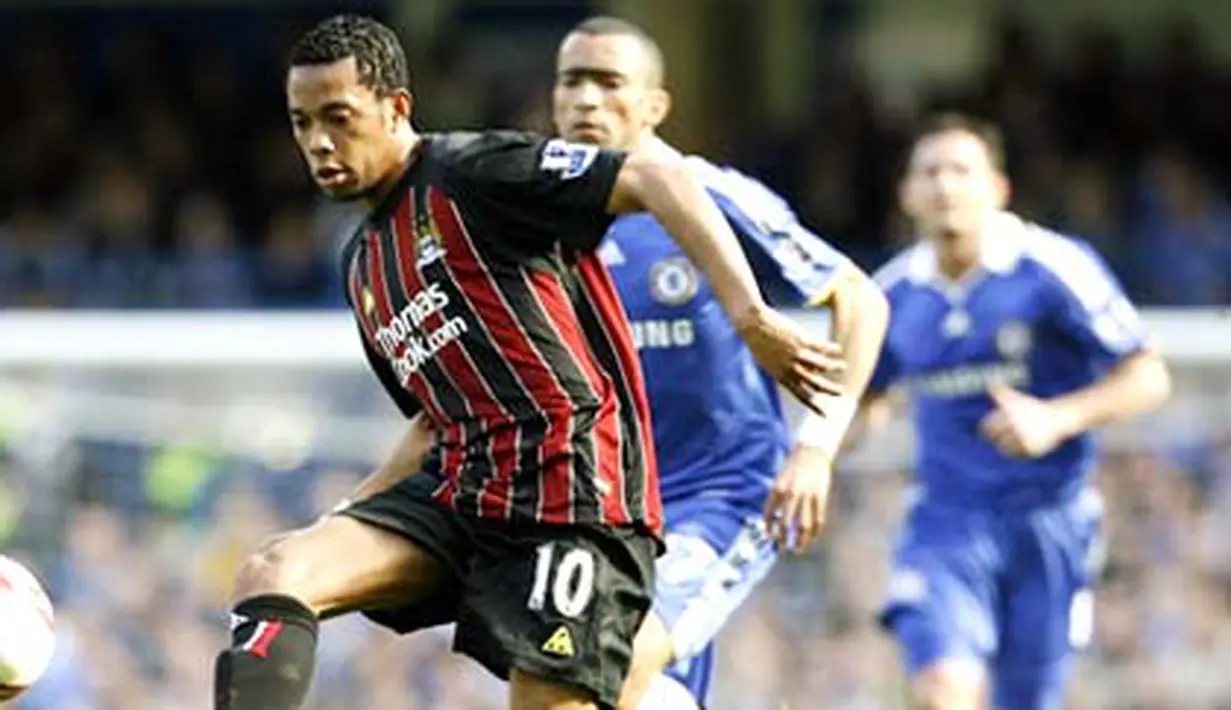 Manchester City's Brazilian player Robinho controls the ball during their Premier League football match against Chelsea at Stamford Bridge in London, England on March 15, 2009. AFP PHOTO/IAN KINGTON