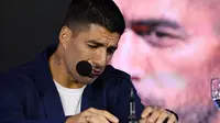 Luis Suarez berusaha menahan tangis saat mengonfirmasi bahwa pertandingan kualifikasi Piala Dunia 2026 antara Uruguay melawan Paraguay akhir pekan ini akan menjadi penampilan terakhirnya untuk negaranya. (AFP/Eitan Abramovich)