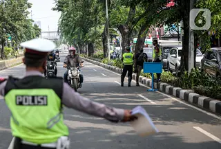 Polisi Lalu lintas memberhentikan pengendara sepeda motor saat Operasi Patuh Jaya 2020 di Jalan Letjen Suprapto, Jakarta, Kamis (23/7/2020). Ditlantas Polda Metro Jaya menggelar Operasi Patuh Jaya 2020 hingga 5 Agustus untuk menertibkan masyarakat dalam berlalu lintas. (Liputan6.com/Faizal Fanani)