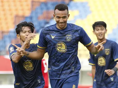 Selebrasi pemain Persela Lamongan, Melvyn Lorenzen usai menjebol gawang Persik Kediri dalam laga Grup C Piala Menpora 2021 di Stadion Si Jalak Harupat, Bandung, Rabu (7/4/2021). (Bola.com/Ikhwan Yanuar)